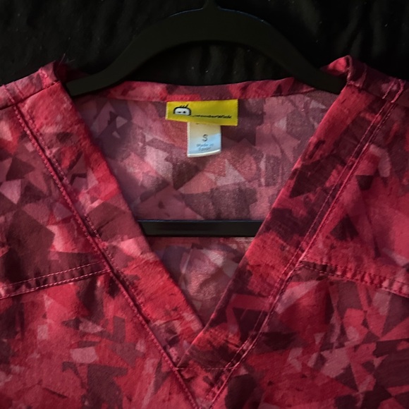 Wonder Wink Geometric V-Neck Scrub Top - Picture 1 of 8